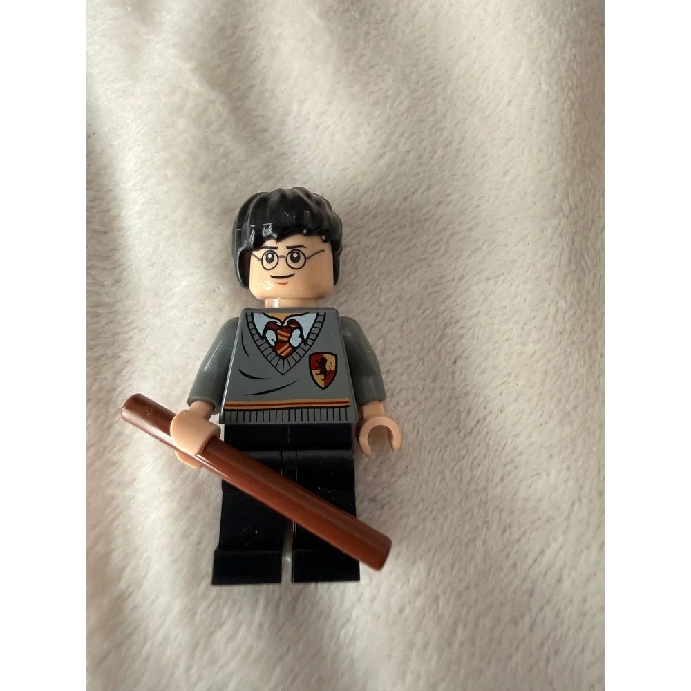 LEGO Harry Potter Minifigure Gryffindor Uniform with Wand Accessory
